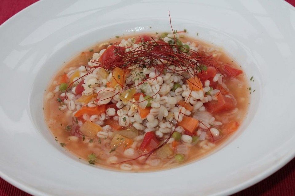 Buntes vegetarisches Graupenallerlei mit Paprika, Erbsen und Tomaten