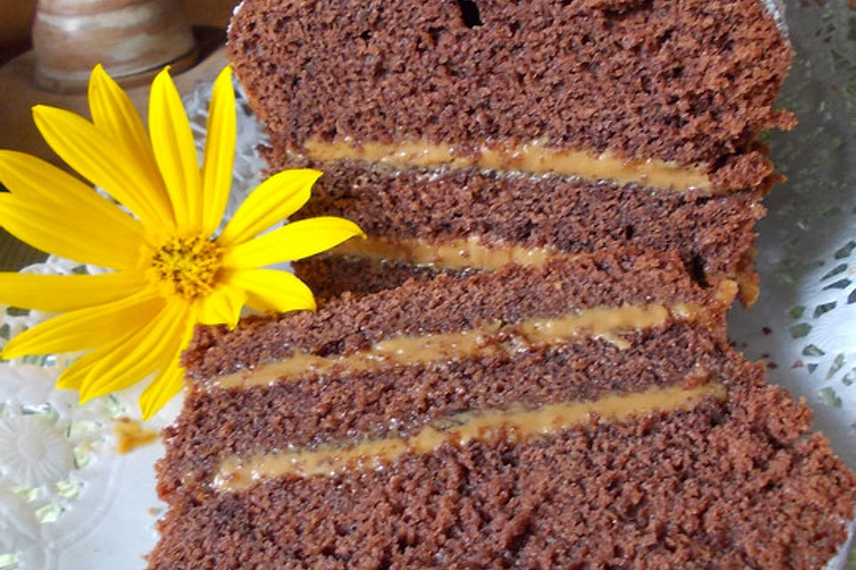 Schokoladenkuchen mit Karamellfüllung