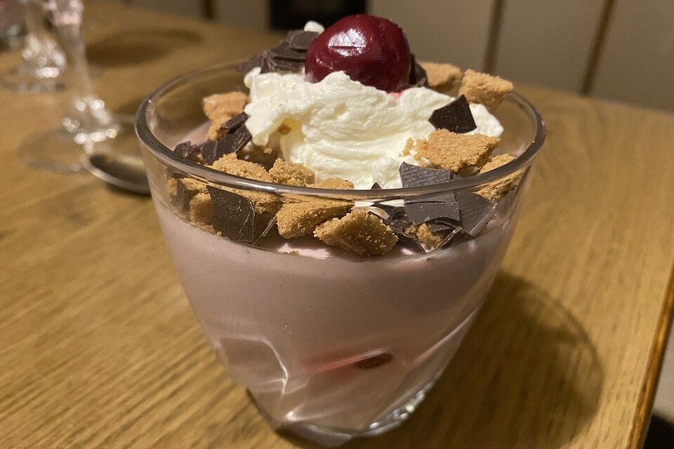 Glühweincreme mit Spekulatius und Kirschen