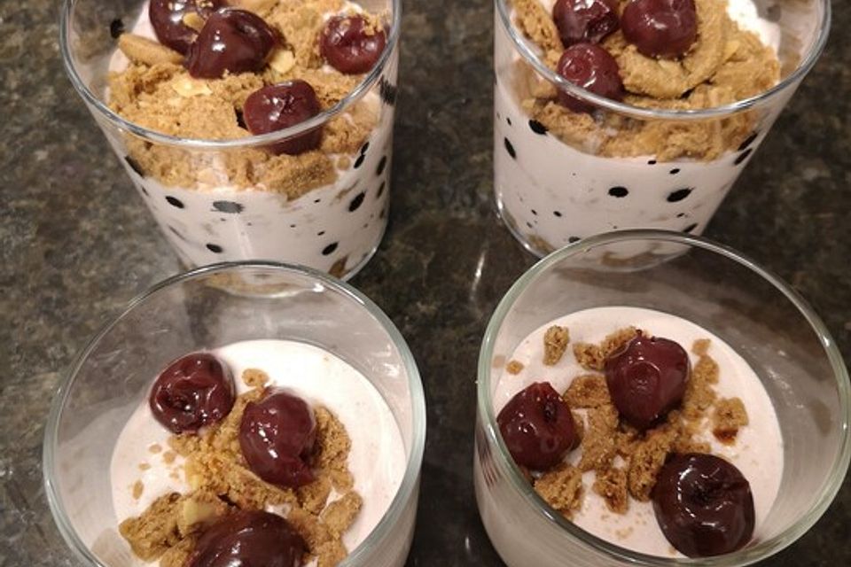 Glühweincreme mit Spekulatius und Kirschen