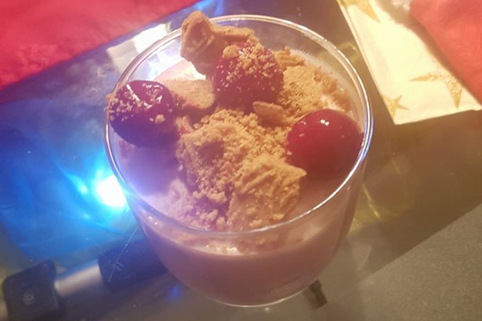 Glühweincreme mit Spekulatius und Kirschen