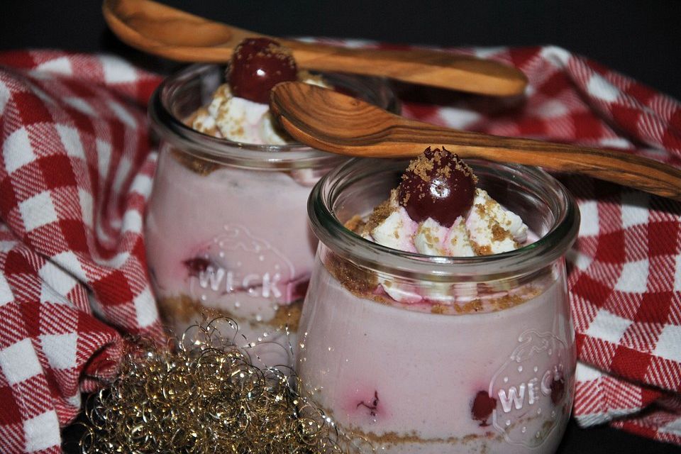 Glühweincreme mit Spekulatius und Kirschen