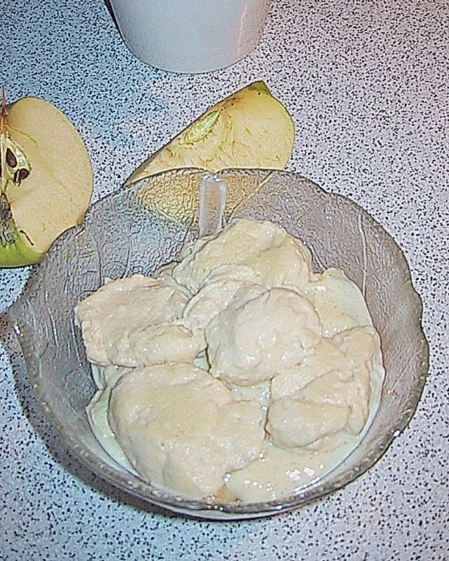 Apfel-Vanille-Suppe mit Quarknockerln