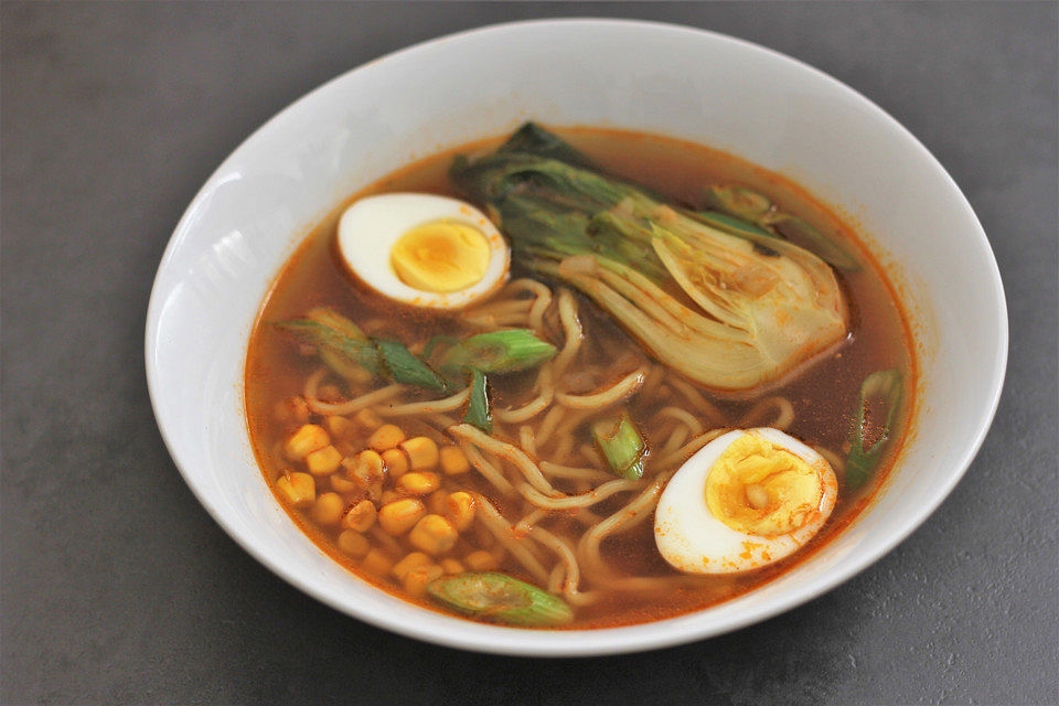 Vegetarische Ramen mit Ingwer, Knoblauch und Chili