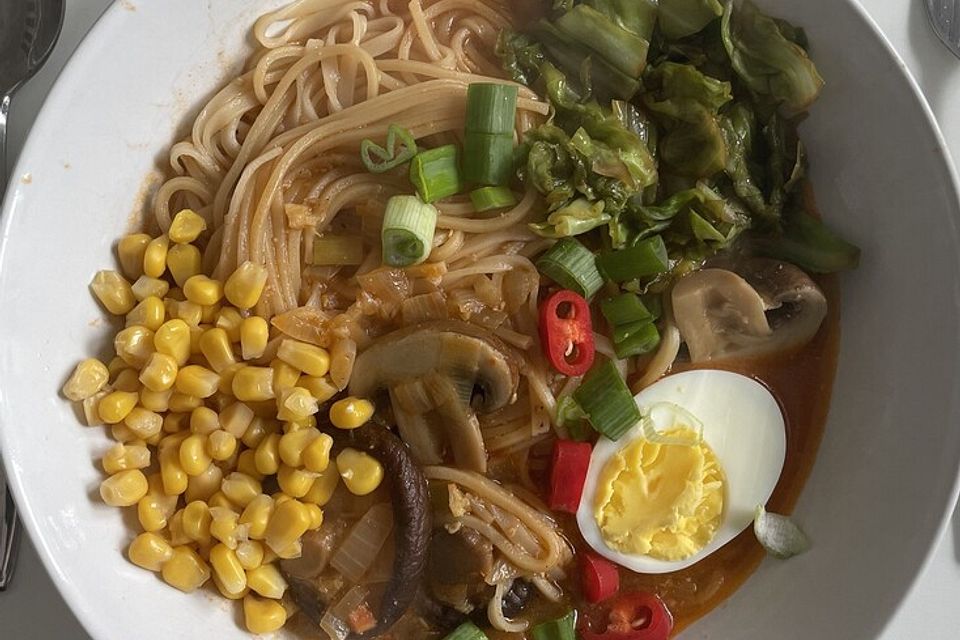 Vegetarische Ramen mit Ingwer, Knoblauch und Chili