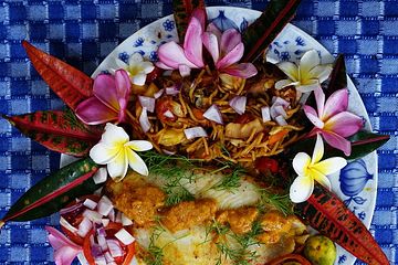 Mie Goreng Istimewa dengan Ikan Dori - Doradenfilet in würzig-scharfer Sauce mit gebratenen Nudeln