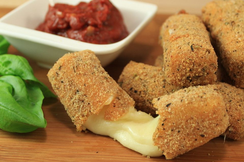 Mozzarella-Sticks mit Dip