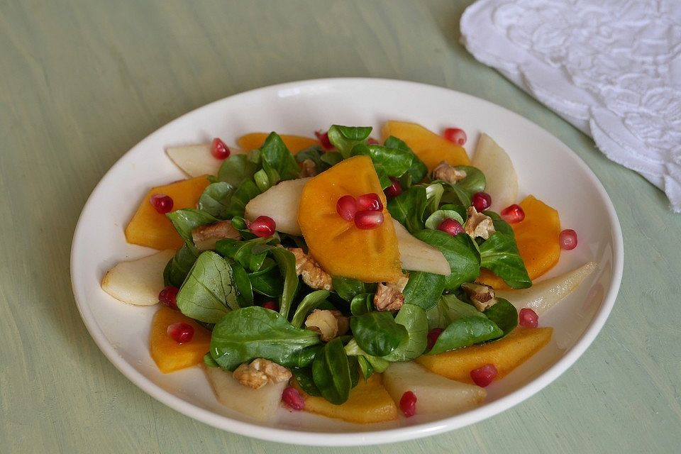 Feldsalat mit Birne und Sharonfrucht