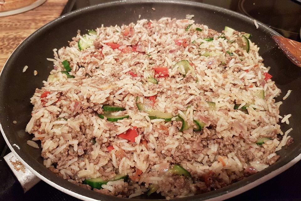 Hackfleisch-Reis-Topf mit Tomaten und Gurken