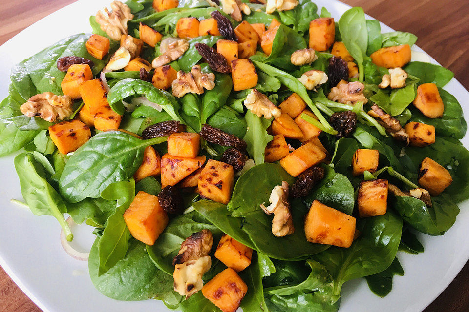 Feldsalat mit gebratenen Süßkartoffeln