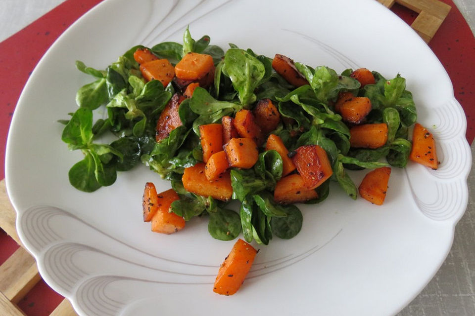 Feldsalat mit gebratenen Süßkartoffeln