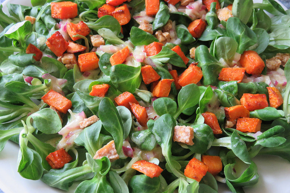 Feldsalat mit gebratenen Süßkartoffeln