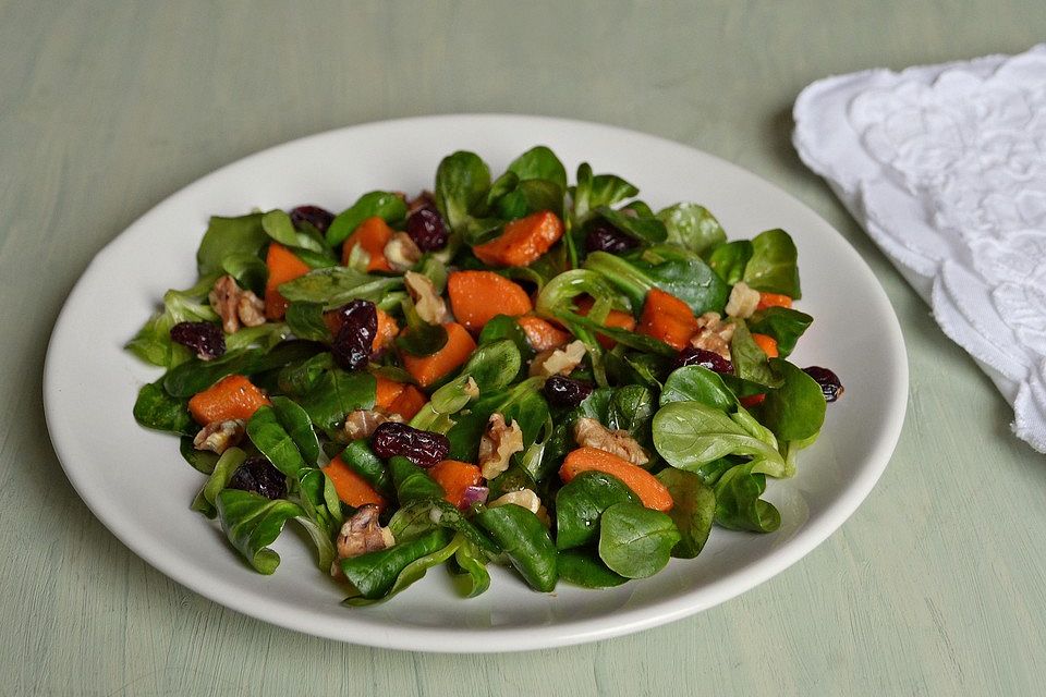 Feldsalat mit gebratenen Süßkartoffeln