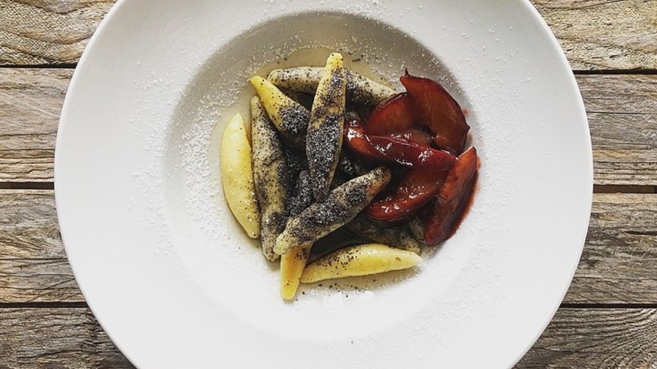 Zweierlei Kartoffelnudeln mit Mohn und karamellisierten Pflaumen