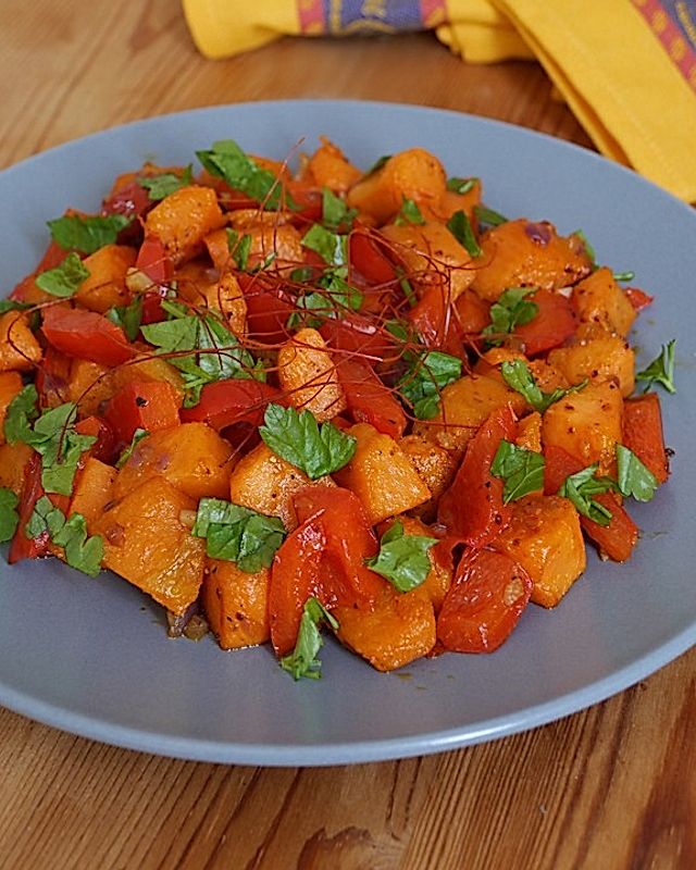 Geröstete Süßkartoffelwürfel mit Paprika-Gemüse