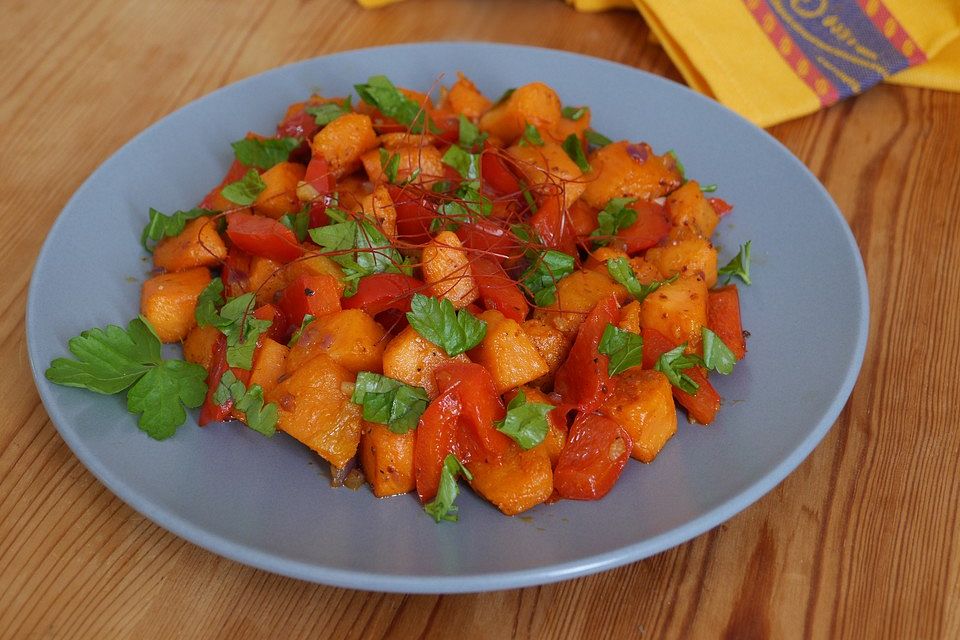 Geröstete Süßkartoffelwürfel mit Paprika-Gemüse