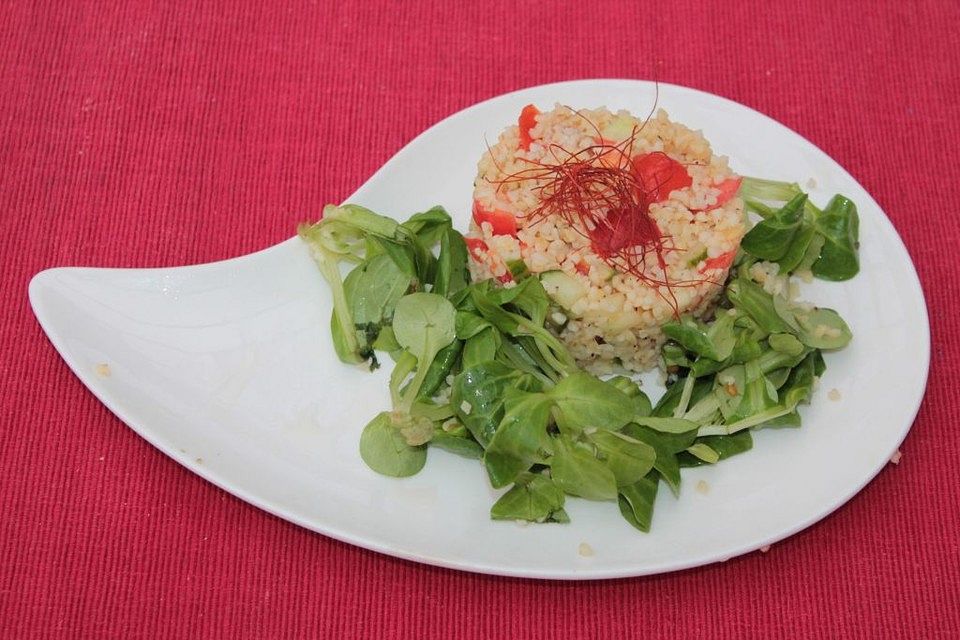 Avocado-Bulgur-Tomaten-Türmchen auf Feldsalat