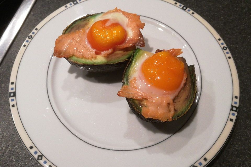 Avocado mit Räucherlachs, Ei und "Remoulado"