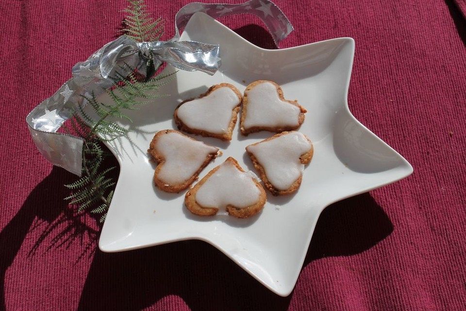 Festliche Ausstechplätzchen mit Kokosmilchglasur