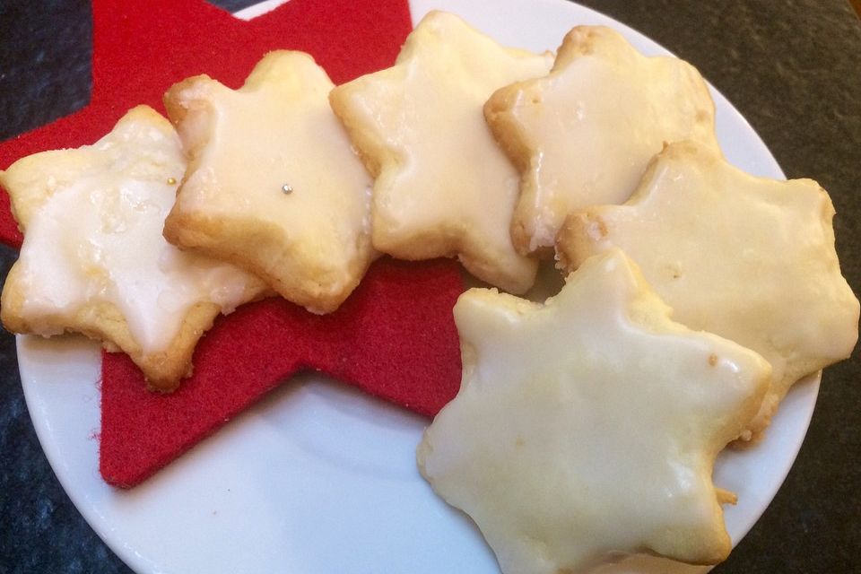 Festliche Ausstechplätzchen mit Kokosmilchglasur