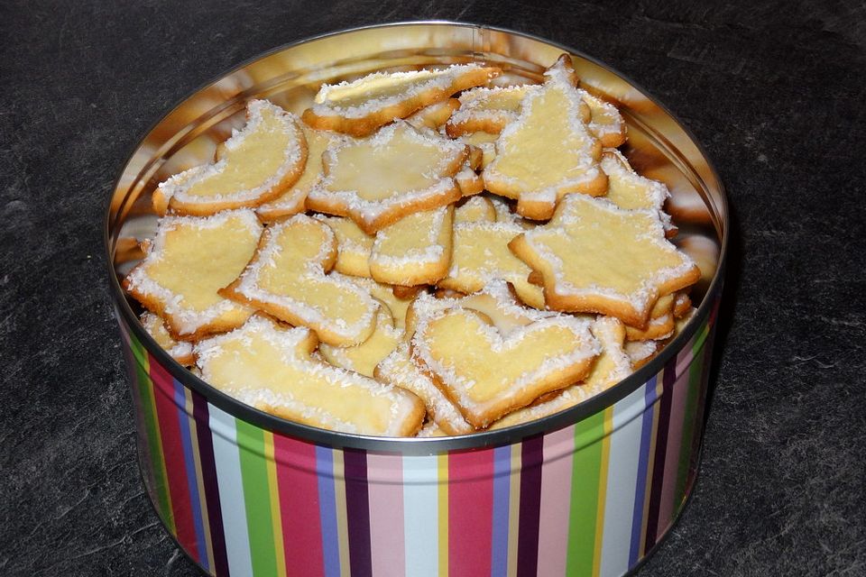 Festliche Ausstechplätzchen mit Kokosmilchglasur