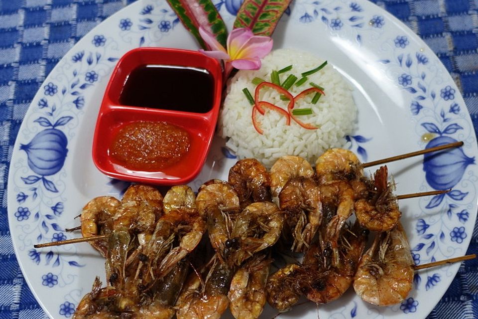 Sate udang 'Ramayana' - frittierte Garnelenspieße