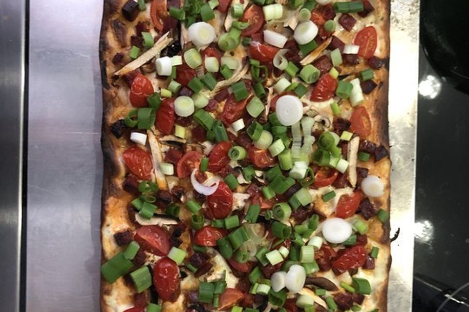 Feuriger Flammkuchen mit Chorizo