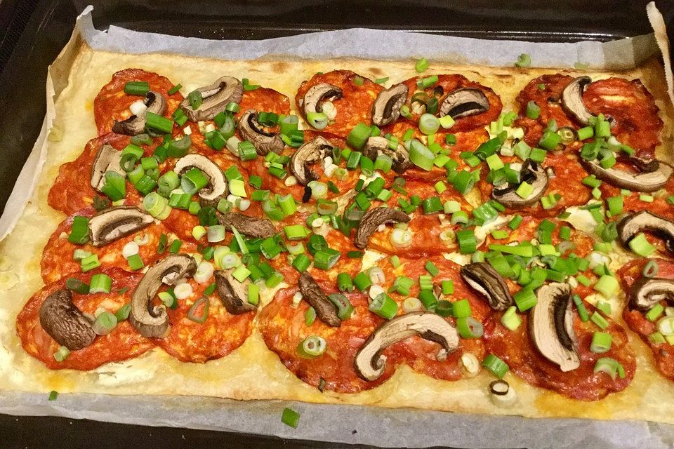 Feuriger Flammkuchen mit Chorizo