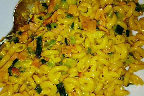 Nudeln mit Zucchini-Frühlingszwiebelsauce von xXSimi92Xx | Chefkoch