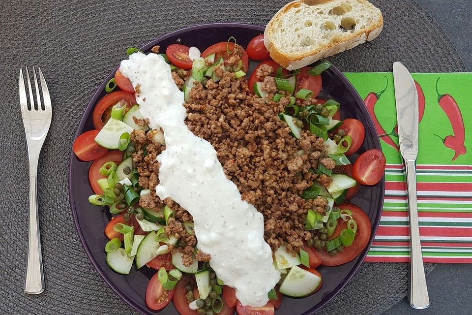 Tomatensalat mit gebratenem Hackfleisch und Joghurtsauce