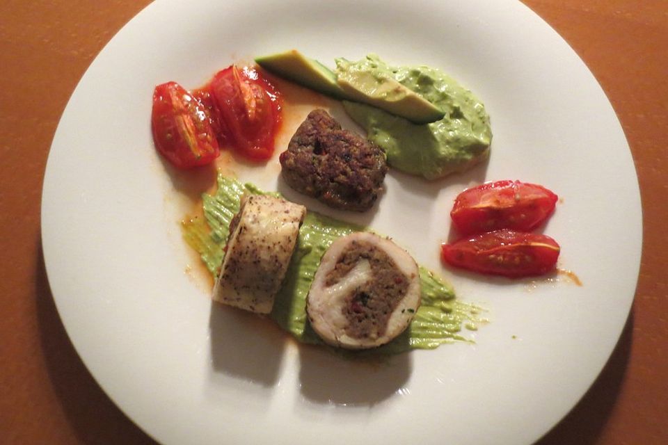 Gefüllte Geflügelroulade mit Avocadocreme und karamellisierten Tomaten