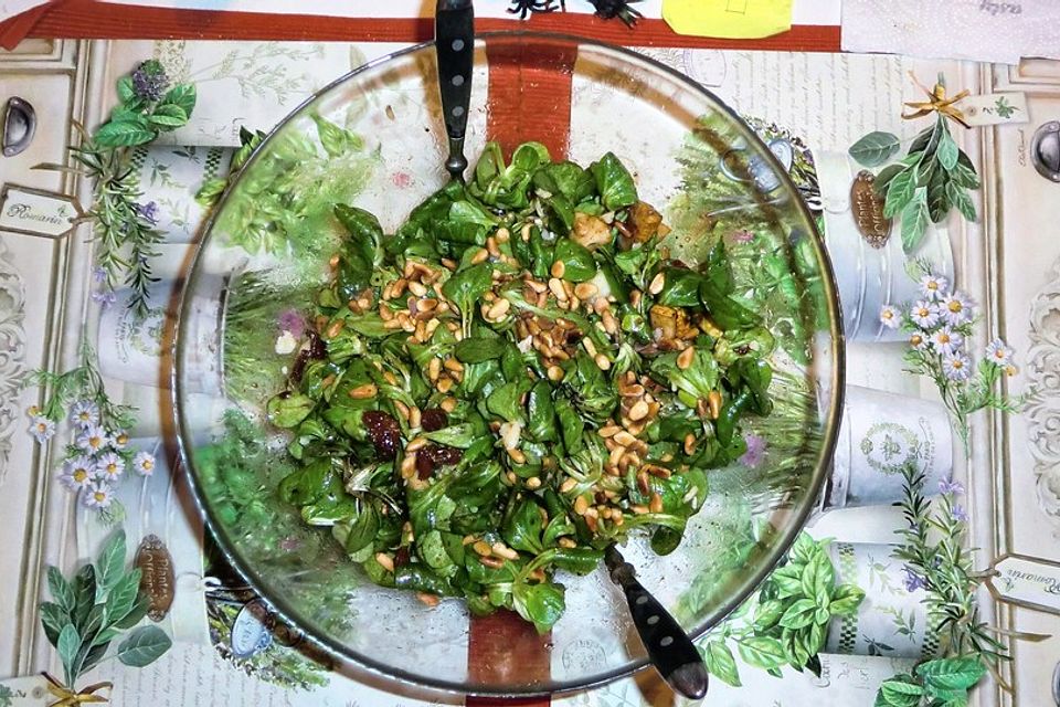 Feldsalat mit Birne, getrockneten Tomaten und Parmesan