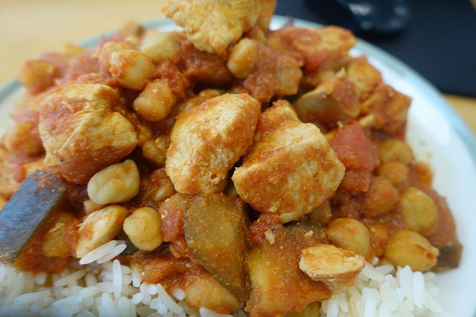 Rotes Hühnchen Thai-Curry mit Aubergine, Artischocken und Kichererbsen