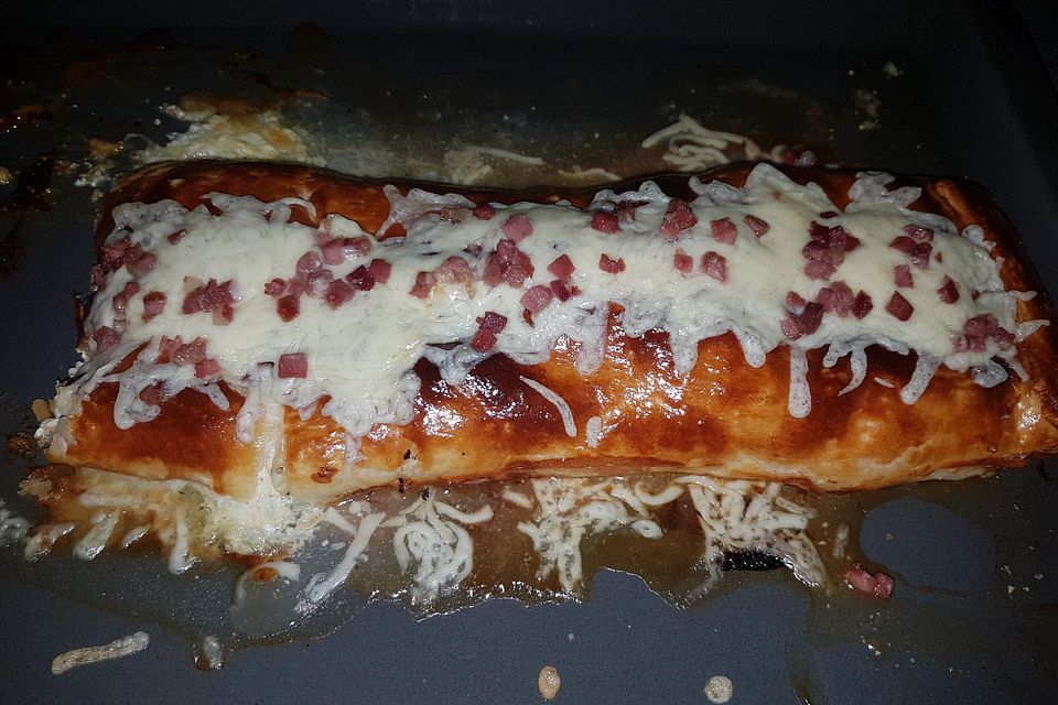 Blätterteig-Rolle mit Paprika-Hähnchen, Mozzarella und Crème fraîche