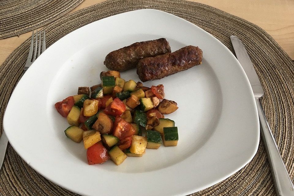 Salat von gebratenen Champignons mit Cevapcici