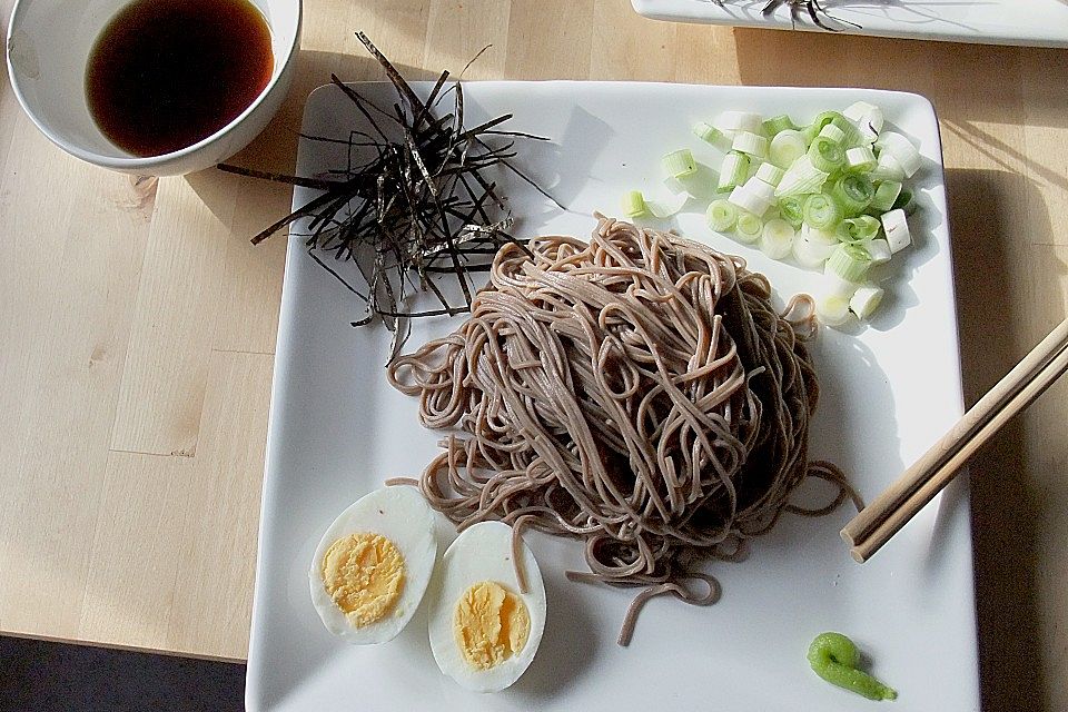 Japanische kalte Buchweizennudeln mit Dip