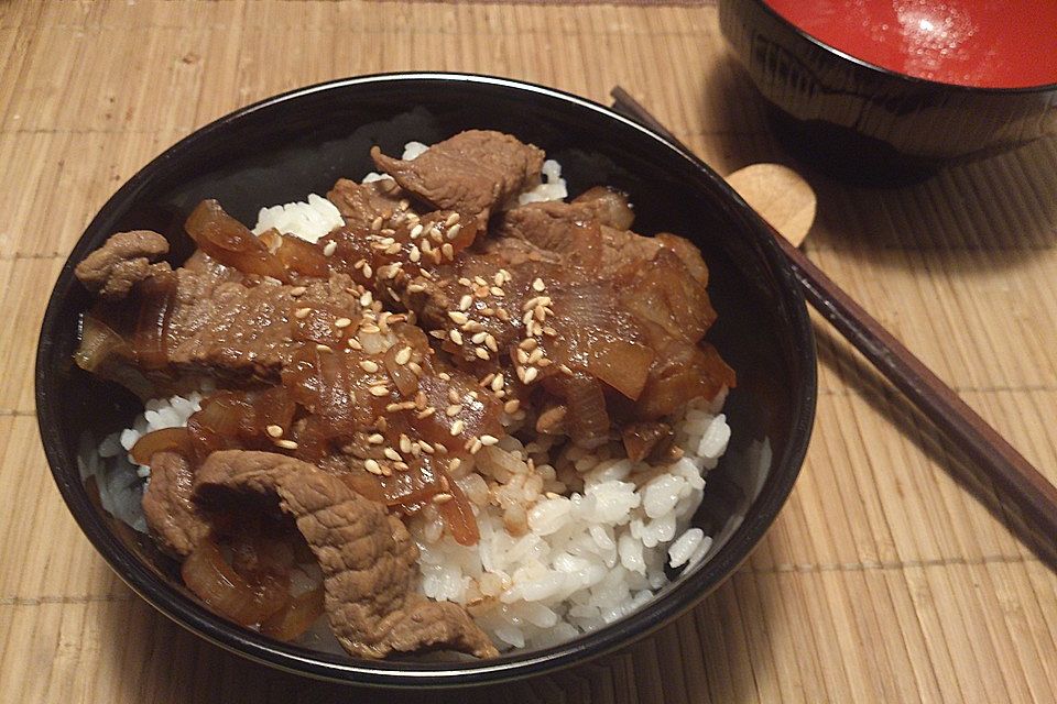 Japanischer Reistopf mit Rindfleisch und Zwiebeln