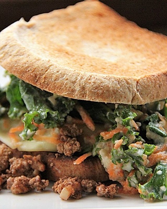 Vegane Pulled-BBQ-Tofu-Sandwiches mit selbstgemachtem Kale-Slaw