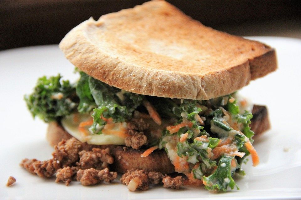 Vegane Pulled-BBQ-Tofu-Sandwiches mit selbstgemachtem Kale-Slaw