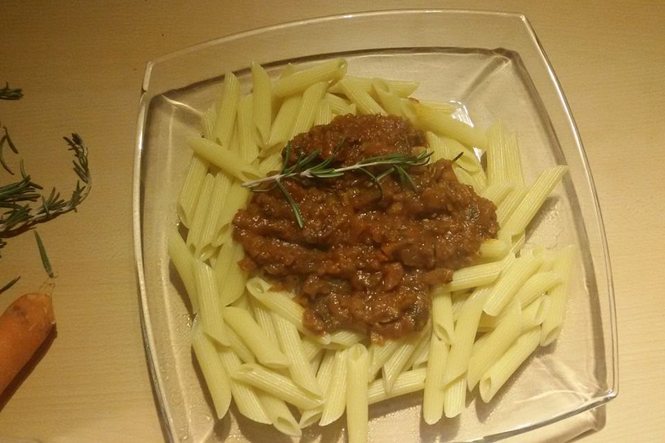 Würzige Linsenbolognese mit Sojasauce