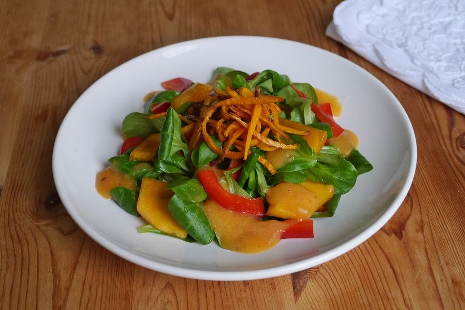 Feldsalat mit Paprika, Sharon, Süßkartoffel-Topping und fruchtigem Dressing