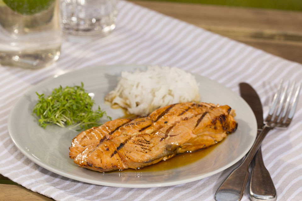 Japanischer gegrillter Lachs mit Teriyakisauce