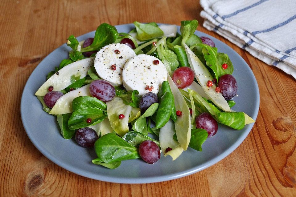 Chicorée mit Feldsalat, Trauben und Ziegenfrischkäse