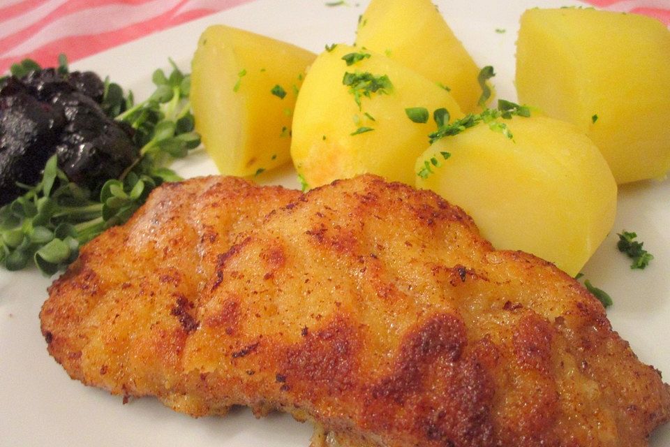 Wiener Schnitzel mit Petersilienkartoffeln und Preiselbeeren