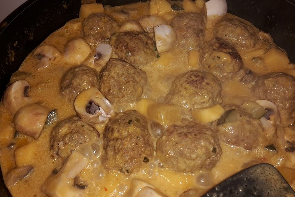 Erdnuss-Hackbällchen mit Gemüse in Currysauce