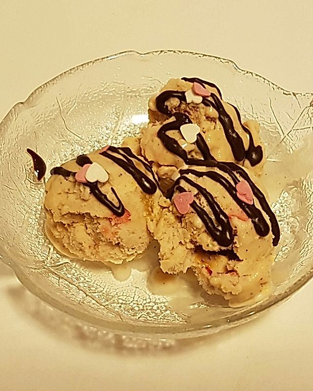 Eiscreme "Tiger" mit Karamellstücken, Erdbeeren und Vanille