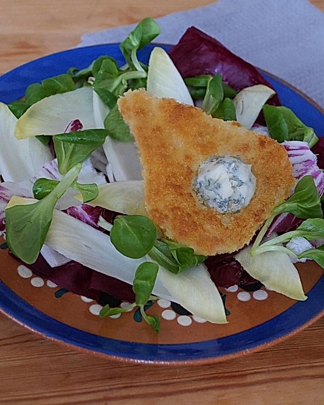 Birnen im Panko-Mantel und Roquefort auf Salatbett