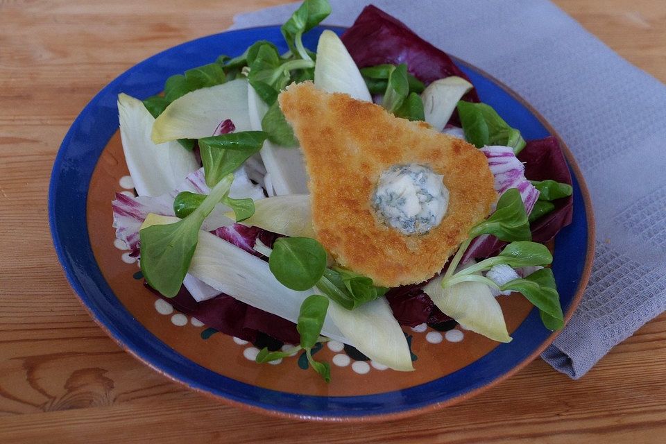 Birnen im Panko-Mantel und Roquefort auf Salatbett