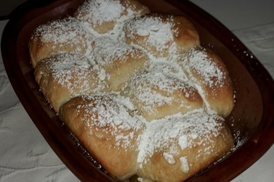 Buchteln mit Aprikosen im Römertopf