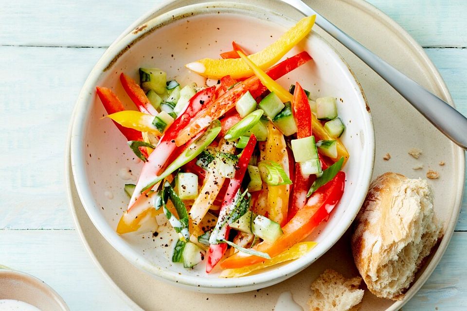 Paprika-Gurke-Skyr-Salat mit Lauchzwiebeln